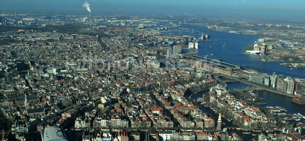 Amsterdam aus der Vogelperspektive: Stadtzentrum mit Stadtteilen De Wallen, Waalse Kerk, Droog und Binnenstad in Amsterdam Niederlande