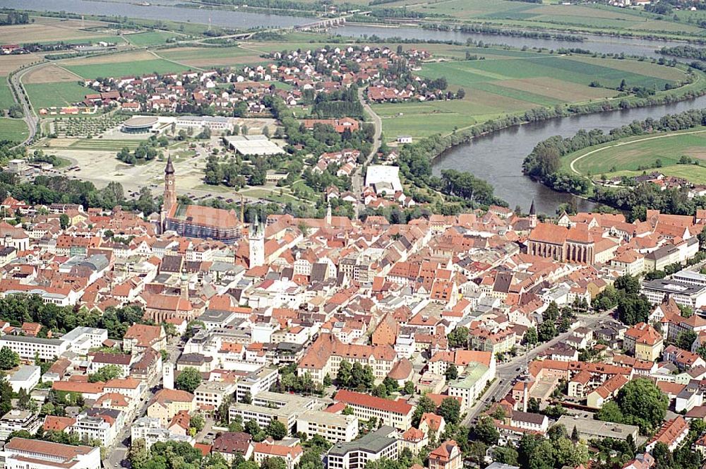 Straubing/ Bayern von oben - Stadtzentrum von Straubing an der Donau in Bayern.