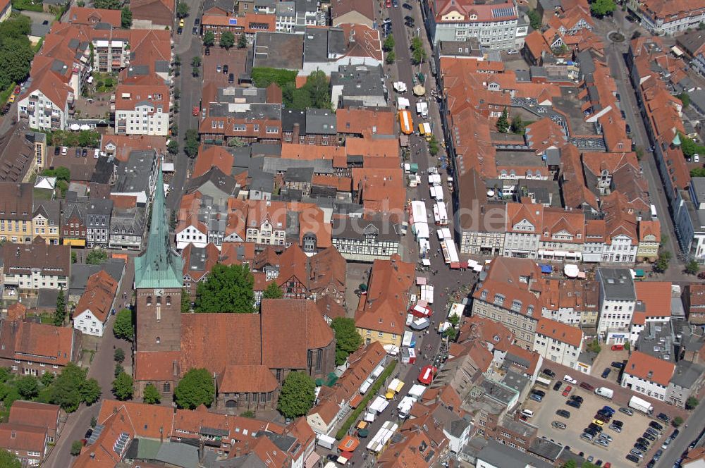 Uelzen aus der Vogelperspektive: Stadtzentrum Uelzen mit Wochenmarkt