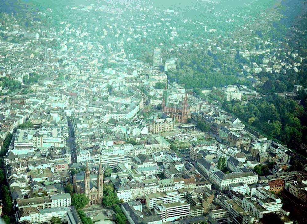 Wiesbaden von oben - Stadtzentrum von Wiesbaden mit dem Rathaus und der Ringkirche.