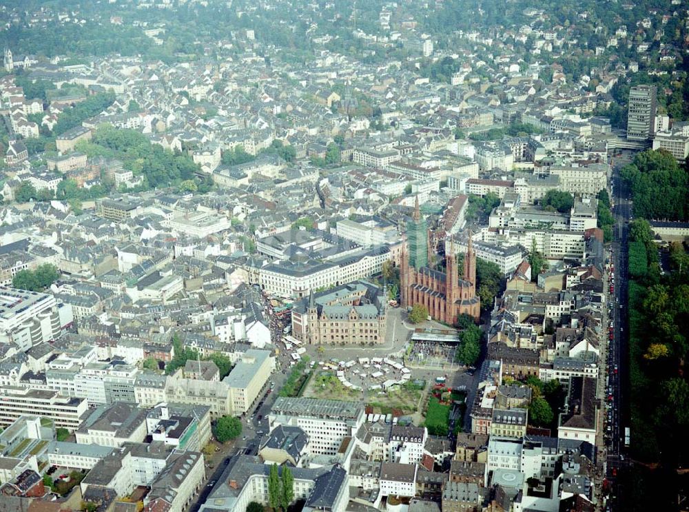 Wiesbaden aus der Vogelperspektive: Stadtzentrum von Wiesbaden mit dem Rathaus und der Ringkirche.