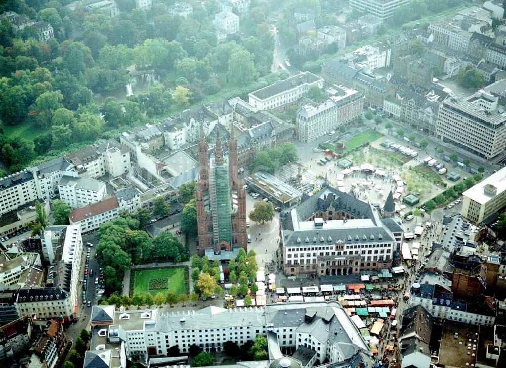 Wiesbaden von oben - Stadtzentrum von Wiesbaden mit dem Rathaus und der Ringkirche.