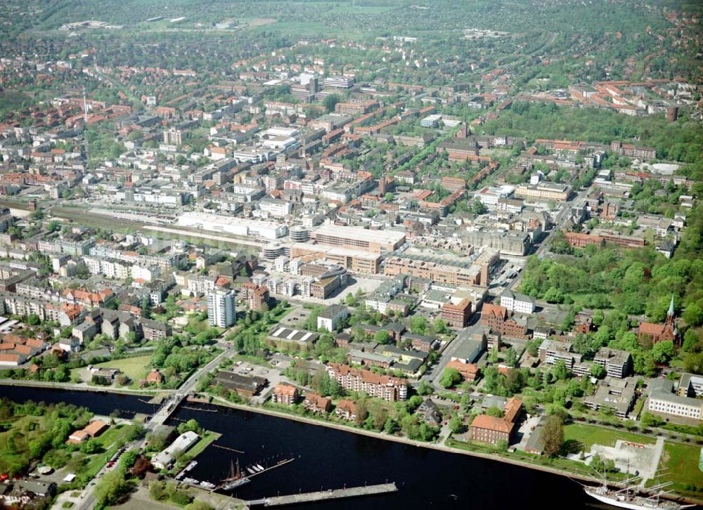 Luftaufnahme Wilhelmshaven - Stadtzentrum in Wilhelmshaven mit Einkaufszentrum am Hauptbahnhof.