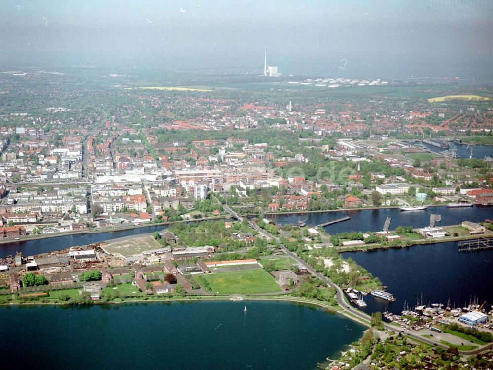 Wilhelmshaven von oben - Stadtzentrum in Wilhelmshaven mit Einkaufszentrum am Hauptbahnhof.