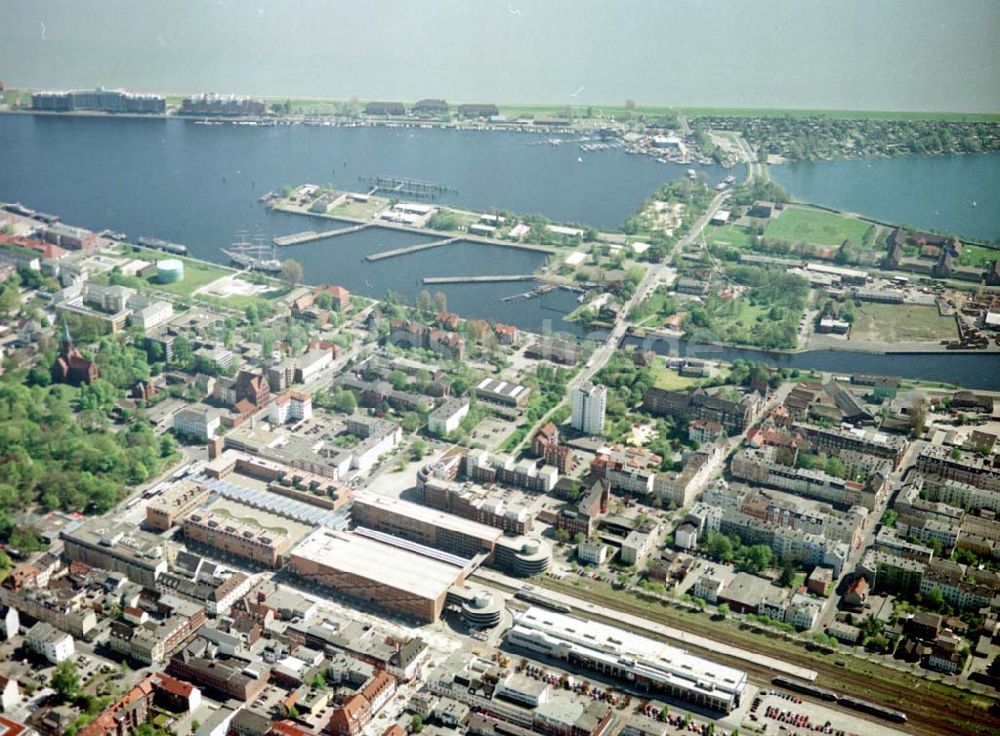 Wilhelmshaven von oben - Stadtzentrum in Wilhelmshaven mit Einkaufszentrum am Hauptbahnhof.