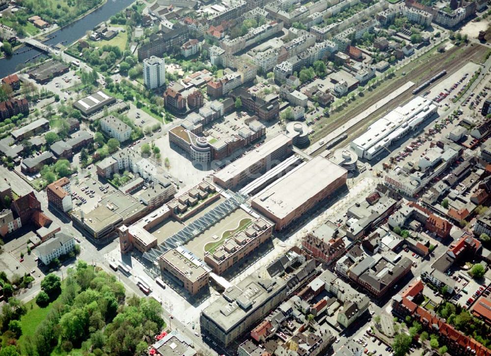 Luftbild Wilhelmshaven - Stadtzentrum in Wilhelmshaven mit Einkaufszentrum am Hauptbahnhof.