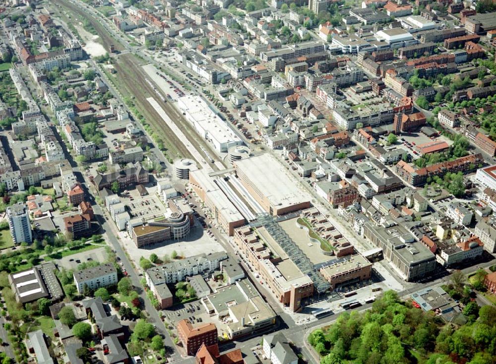 Luftaufnahme Wilhelmshaven - Stadtzentrum in Wilhelmshaven mit Einkaufszentrum am Hauptbahnhof.