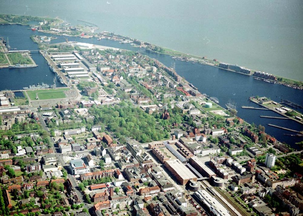 Wilhelmshaven aus der Vogelperspektive: Stadtzentrum in Wilhelmshaven mit Einkaufszentrum am Hauptbahnhof.