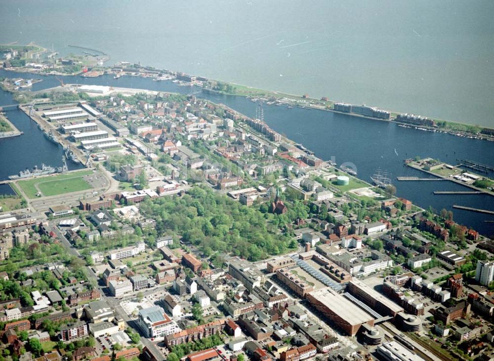 Luftbild Wilhelmshaven - Stadtzentrum in Wilhelmshaven mit Einkaufszentrum am Hauptbahnhof.