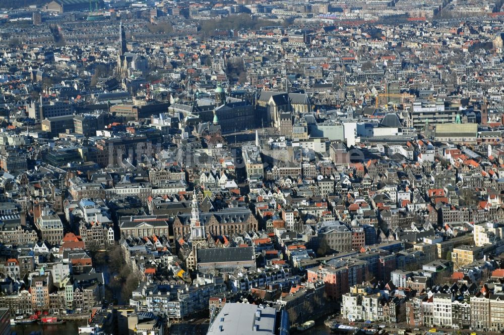 Amsterdam aus der Vogelperspektive: Stadtzentrum mit Wohngebieten und Grachten- Kanälen an der Kirche Oude Kerk in der Altstadt von Amsterdam in den Niederlanden