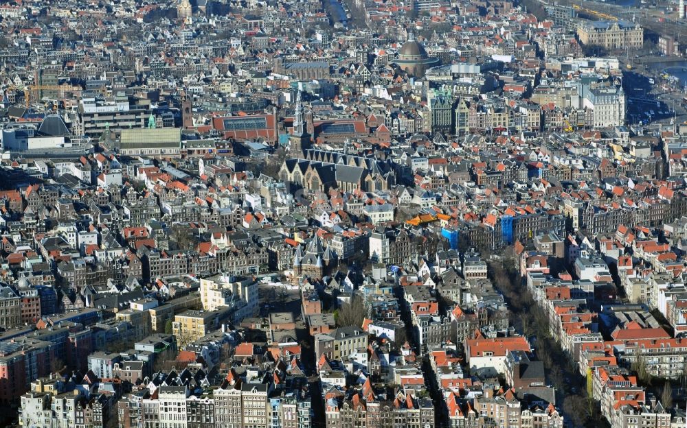 Luftbild Amsterdam - Stadtzentrum mit Wohngebieten und Grachten- Kanälen an der Kirche Oude Kerk in der Altstadt von Amsterdam in den Niederlanden