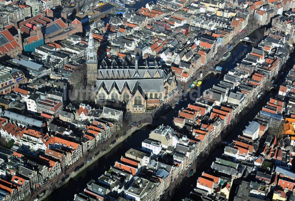 Amsterdam aus der Vogelperspektive: Stadtzentrum mit Wohngebieten und Grachten- Kanälen an der Kirche Oude Kerk in der Altstadt von Amsterdam in den Niederlanden