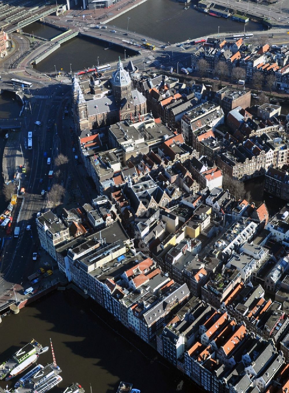 Luftbild Amsterdam - Stadtzentrum mit Wohngebieten und Grachten- Kanälen an der Kirche Oude Kerk in der Altstadt von Amsterdam in den Niederlanden