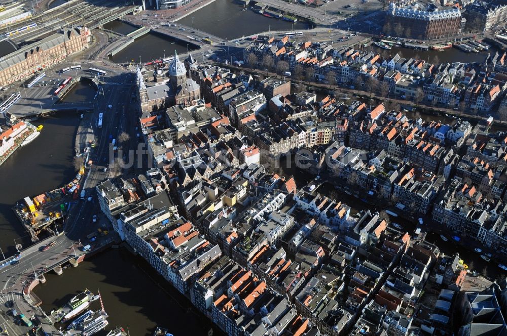 Luftaufnahme Amsterdam - Stadtzentrum mit Wohngebieten und Grachten- Kanälen an der Kirche Oude Kerk in der Altstadt von Amsterdam in den Niederlanden