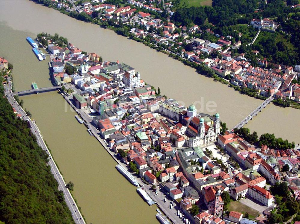 Passau von oben - Stadtzentrum und Zusammenfluss von Donau und Inn - Passau