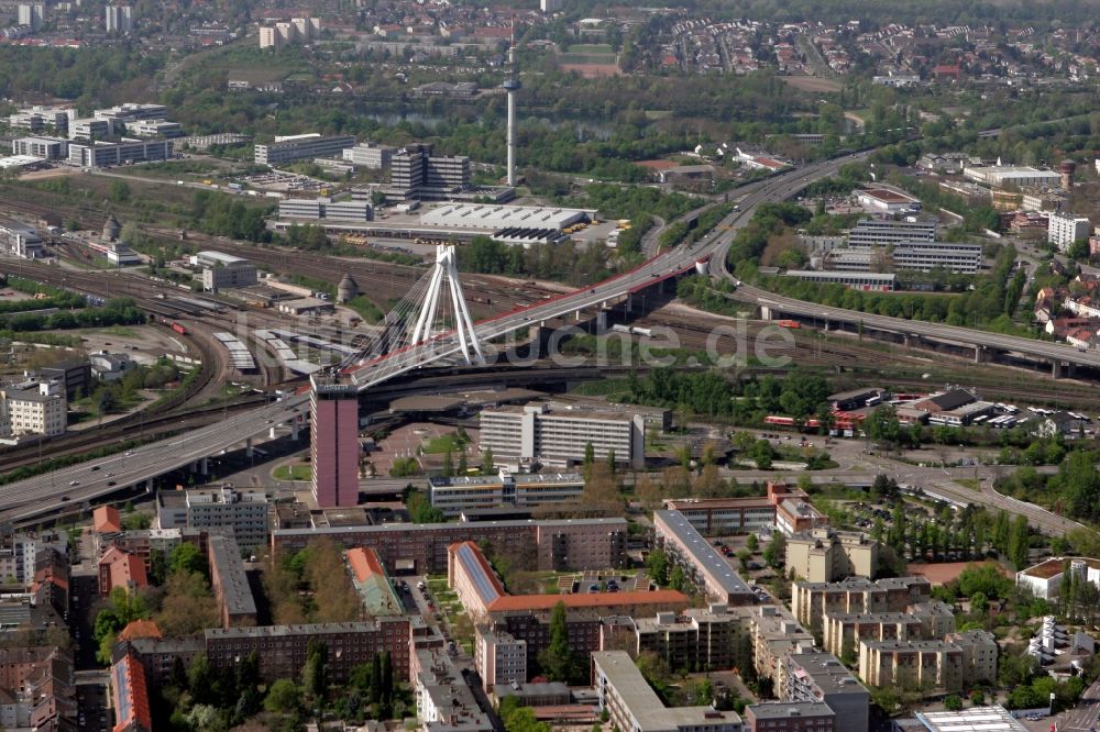 Ludwigshafen am Rhein aus der Vogelperspektive: Stahlhochstraße über die Gleise der Bahn am Hauptbahnhof in Ludwigshafen am Rhein in Rheinland-Pfalz