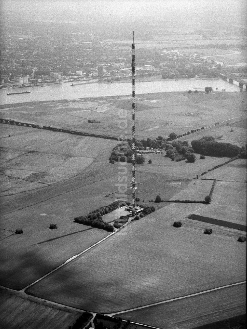 Wesel aus der Vogelperspektive: Stahlmast- Funkturm und Sendeanlage als Grundnetzsender Büdericher Fernsehturm in Wesel im Bundesland Nordrhein-Westfalen, Deutschland