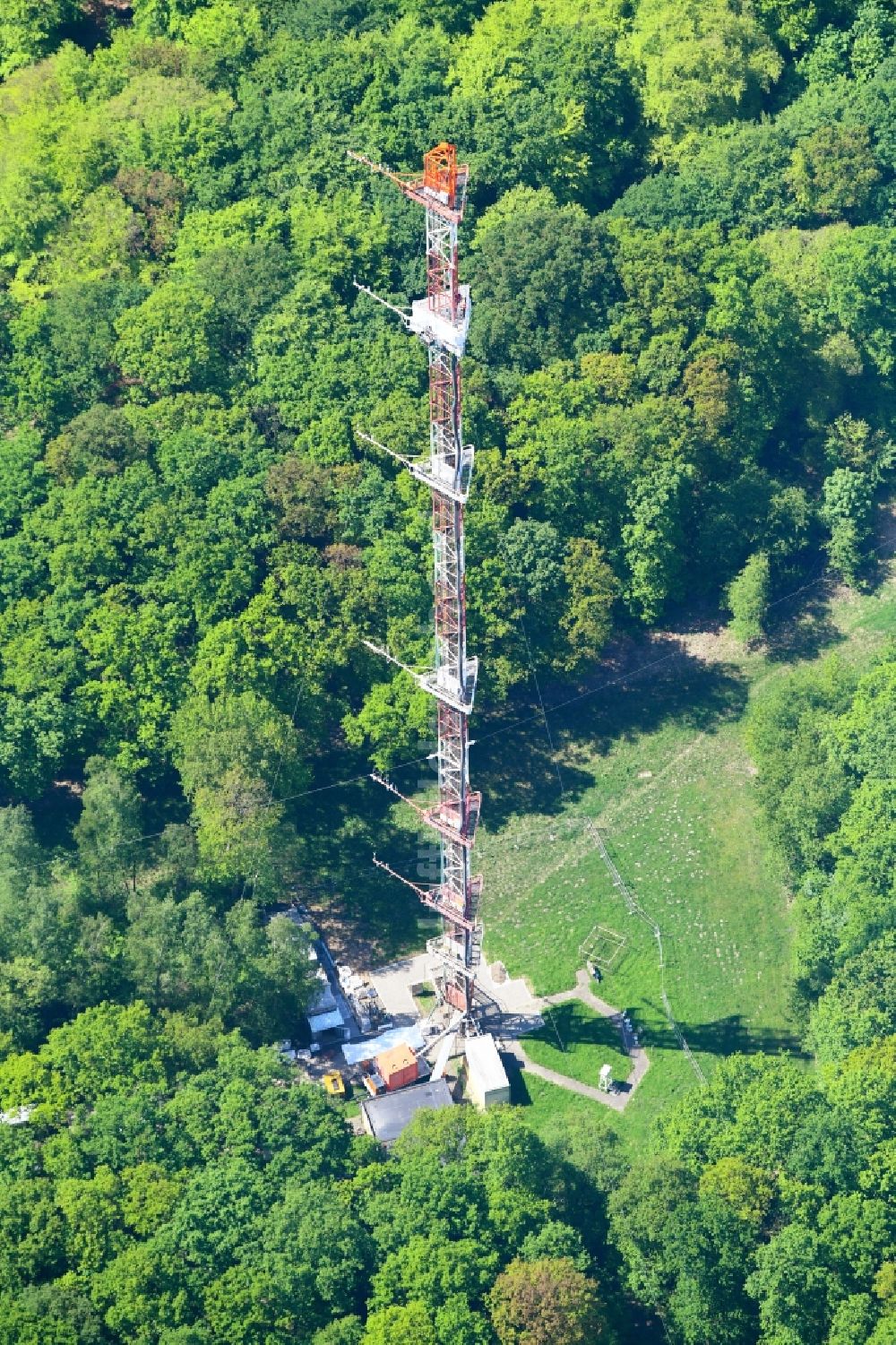 Luftaufnahme Jülich - Stahlmast- Funkturm und Sendeanlage als Grundnetzsender in Jülich im Bundesland Nordrhein-Westfalen, Deutschland