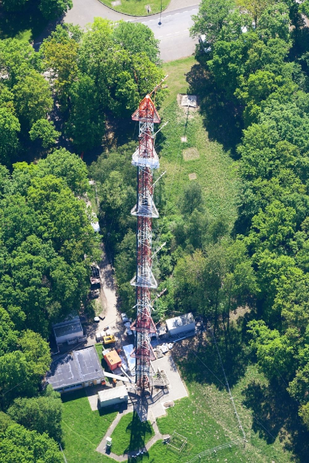 Luftaufnahme Jülich - Stahlmast- Funkturm und Sendeanlage als Grundnetzsender in Jülich im Bundesland Nordrhein-Westfalen, Deutschland