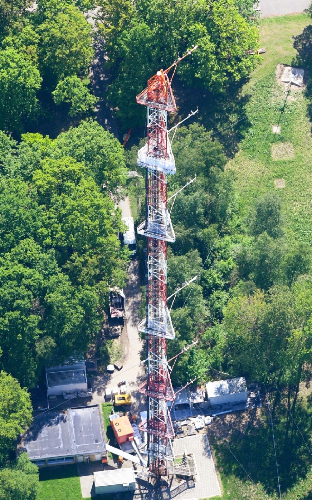 Jülich aus der Vogelperspektive: Stahlmast- Funkturm und Sendeanlage als Grundnetzsender in Jülich im Bundesland Nordrhein-Westfalen, Deutschland