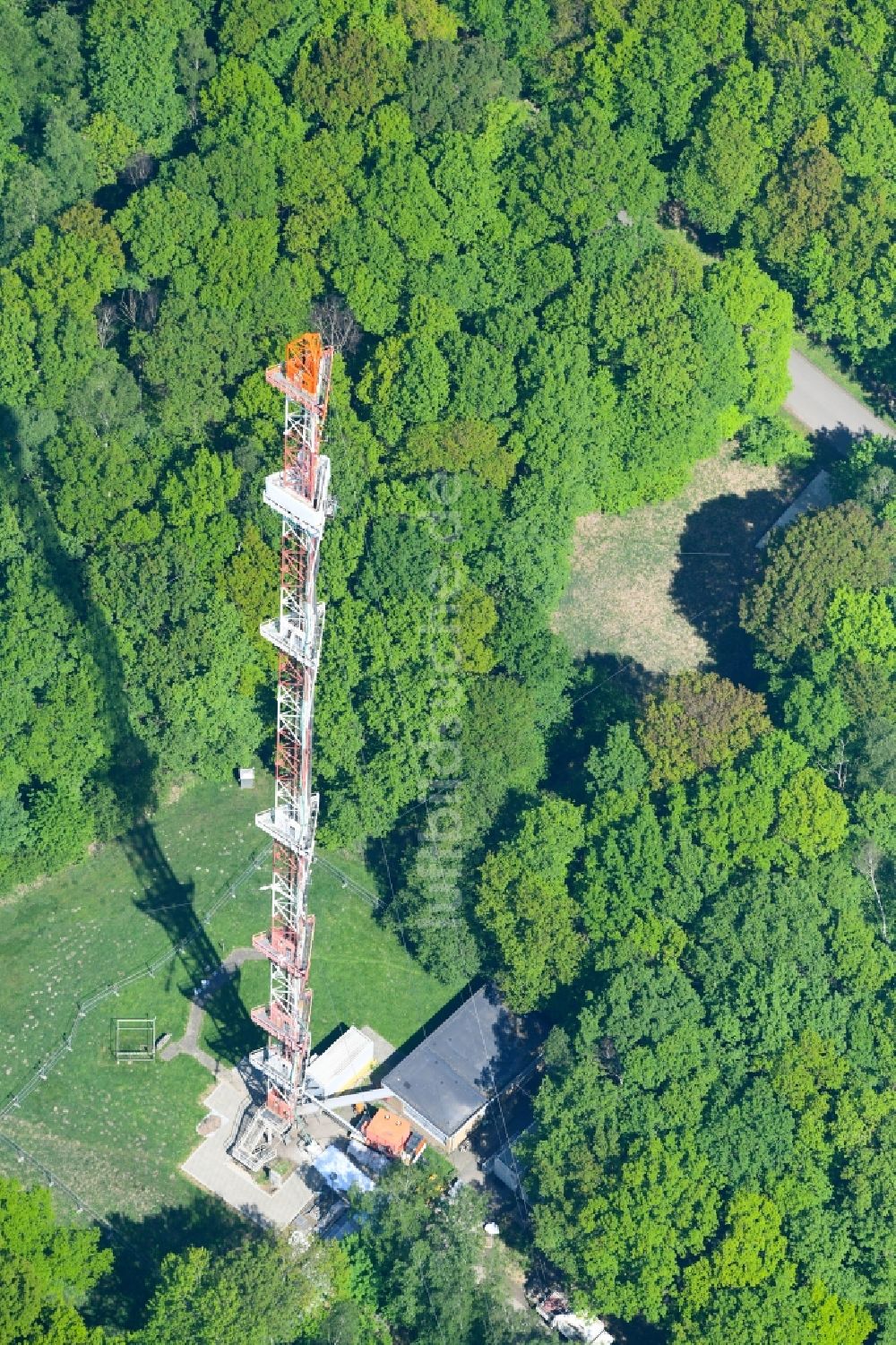 Jülich von oben - Stahlmast- Funkturm und Sendeanlage als Grundnetzsender in Jülich im Bundesland Nordrhein-Westfalen, Deutschland