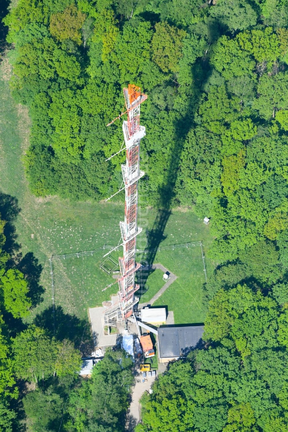 Jülich aus der Vogelperspektive: Stahlmast- Funkturm und Sendeanlage als Grundnetzsender in Jülich im Bundesland Nordrhein-Westfalen, Deutschland