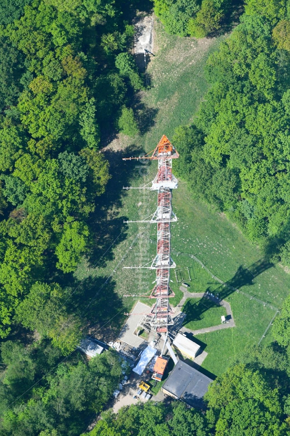 Jülich aus der Vogelperspektive: Stahlmast- Funkturm und Sendeanlage als Grundnetzsender in Jülich im Bundesland Nordrhein-Westfalen, Deutschland