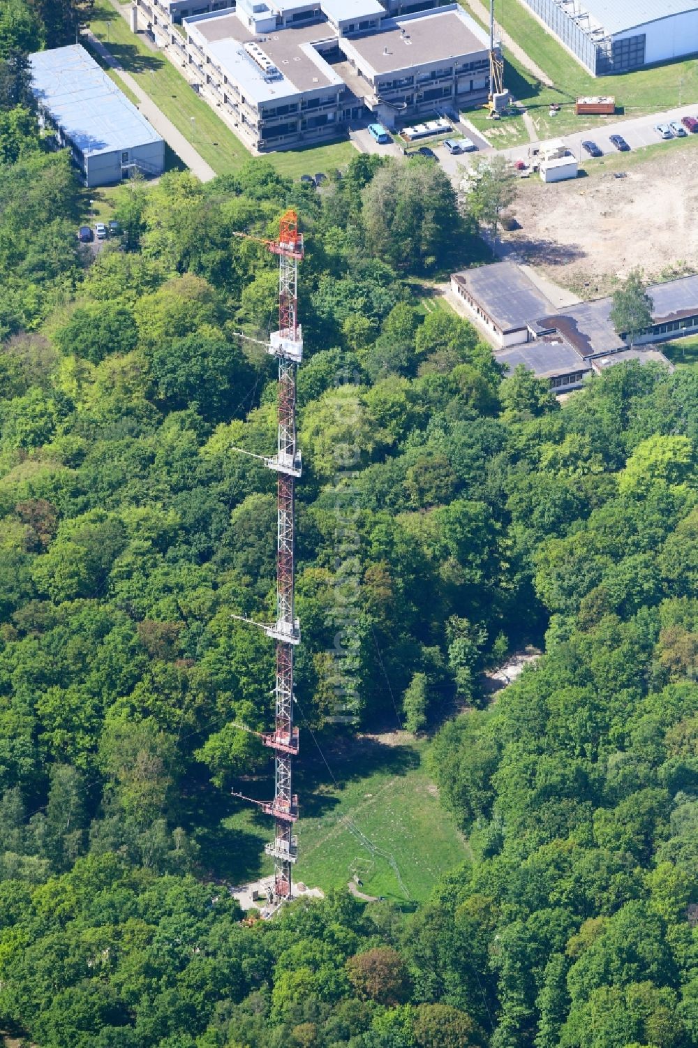 Jülich aus der Vogelperspektive: Stahlmast- Funkturm und Sendeanlage als Grundnetzsender in Jülich im Bundesland Nordrhein-Westfalen, Deutschland