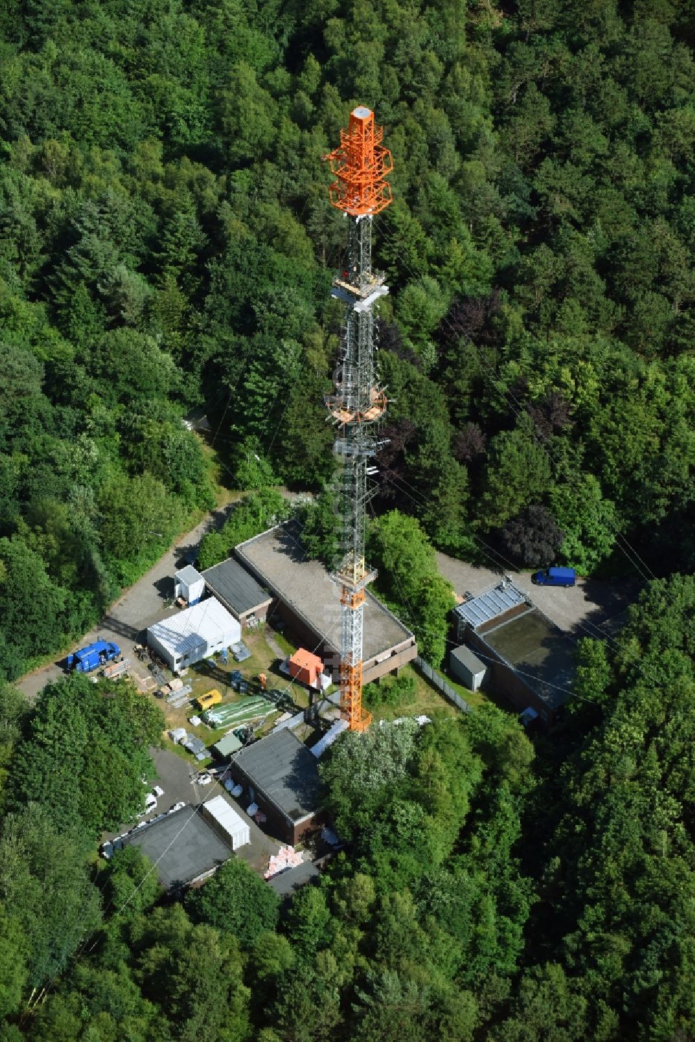 Cuxhaven von oben - Stahlmast- Funkturm und Sendeanlage als Grundnetzsender NDR Sender Cuxhaven-Altenwalde in Cuxhaven im Bundesland Niedersachsen, Deutschland