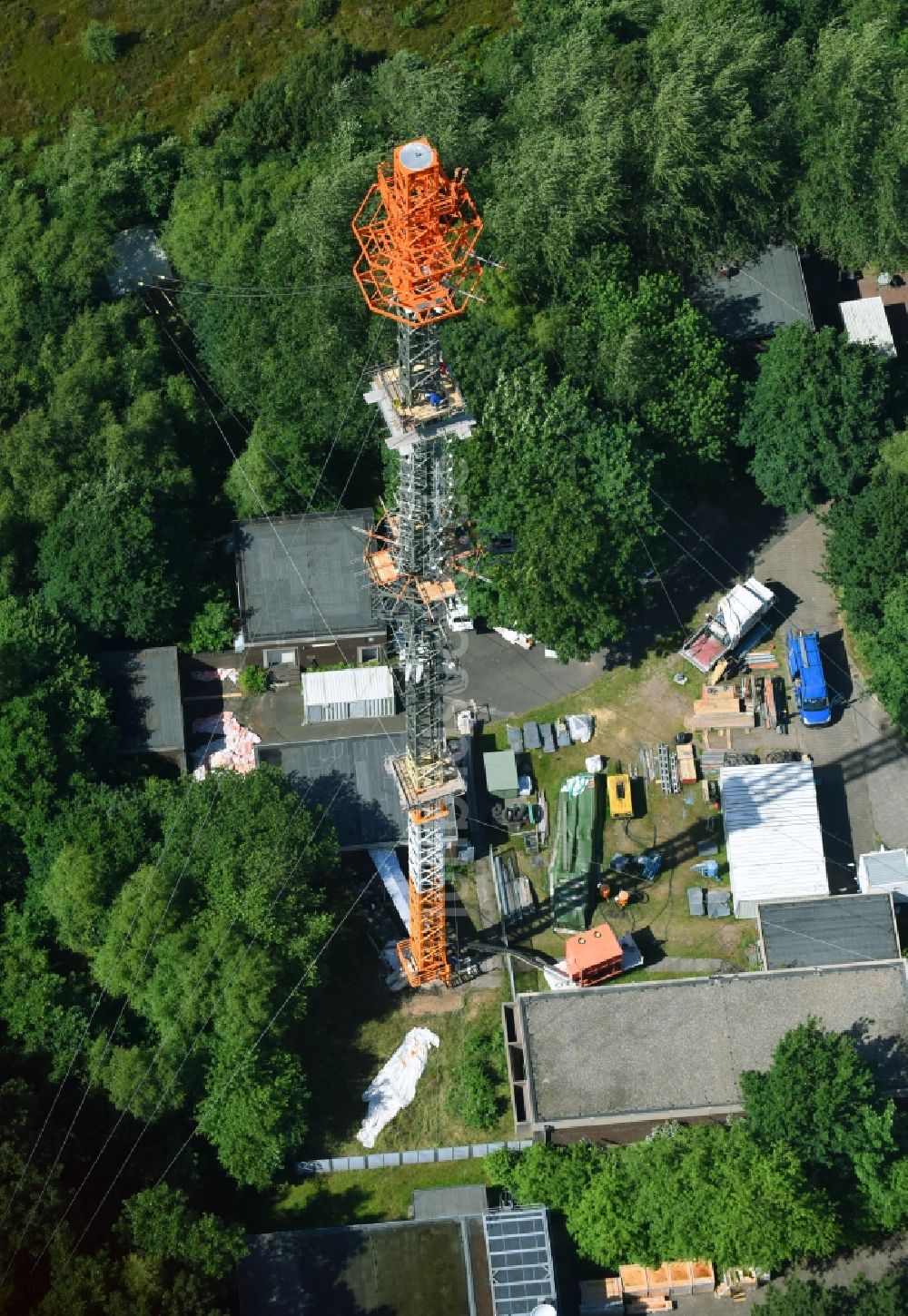 Cuxhaven von oben - Stahlmast- Funkturm und Sendeanlage als Grundnetzsender NDR Sender Cuxhaven-Altenwalde in Cuxhaven im Bundesland Niedersachsen, Deutschland