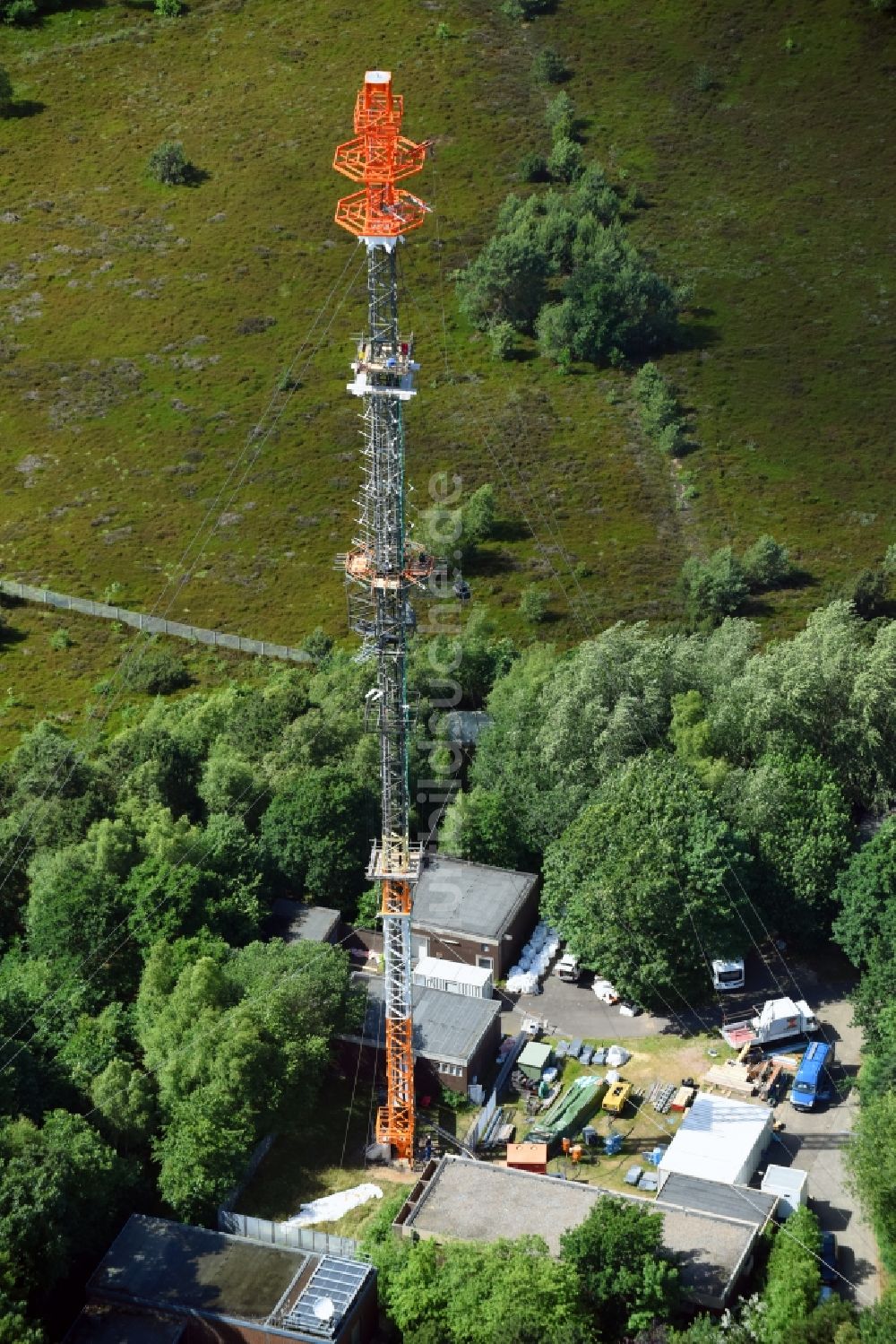 Luftbild Cuxhaven - Stahlmast- Funkturm und Sendeanlage als Grundnetzsender NDR Sender Cuxhaven-Altenwalde in Cuxhaven im Bundesland Niedersachsen, Deutschland