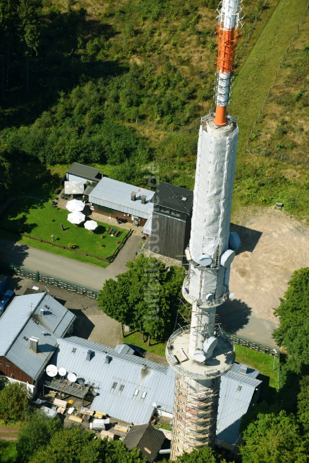 Luftaufnahme Herscheid - Stahlmast- Funkturm und Sendeanlage als Grundnetzsender Robert-Kolb-Turm des Westdeutscher Rundfunk am Nordheller Weg in Herscheid im Bundesland Nordrhein-Westfalen, Deutschland