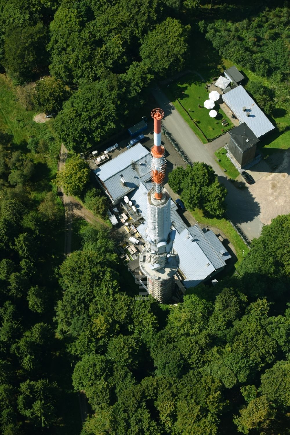 Herscheid von oben - Stahlmast- Funkturm und Sendeanlage als Grundnetzsender Robert-Kolb-Turm des Westdeutscher Rundfunk am Nordheller Weg in Herscheid im Bundesland Nordrhein-Westfalen, Deutschland