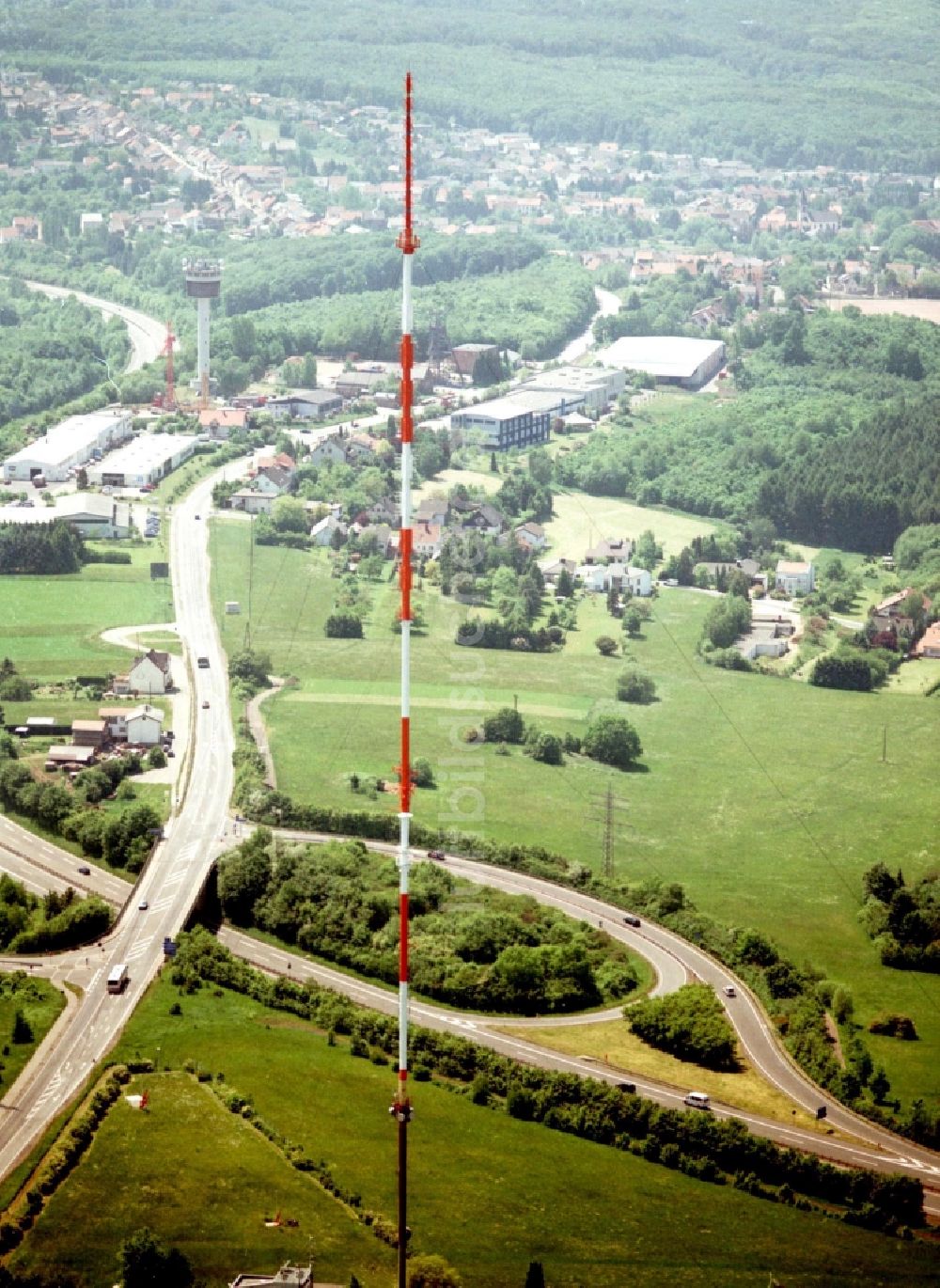 Luftbild Göttelborn - Stahlmast- Funkturm und Sendeanlage als Grundnetzsender und Sanierung des Sendemastes durch die Firma Diener in Göttelborn im Bundesland Saarland