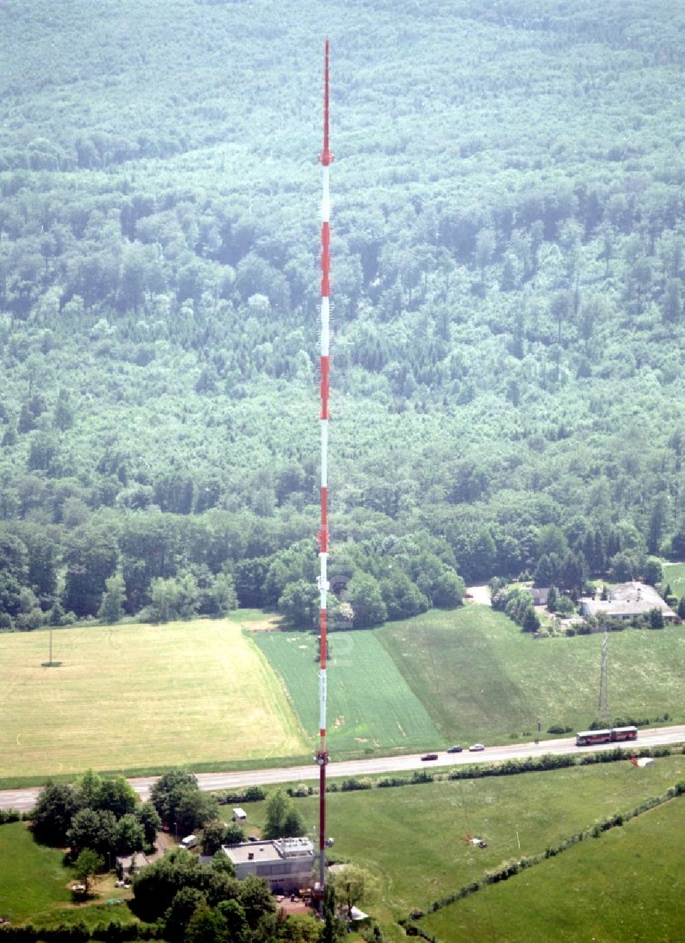 Göttelborn von oben - Stahlmast- Funkturm und Sendeanlage als Grundnetzsender und Sanierung des Sendemastes durch die Firma Diener in Göttelborn im Bundesland Saarland