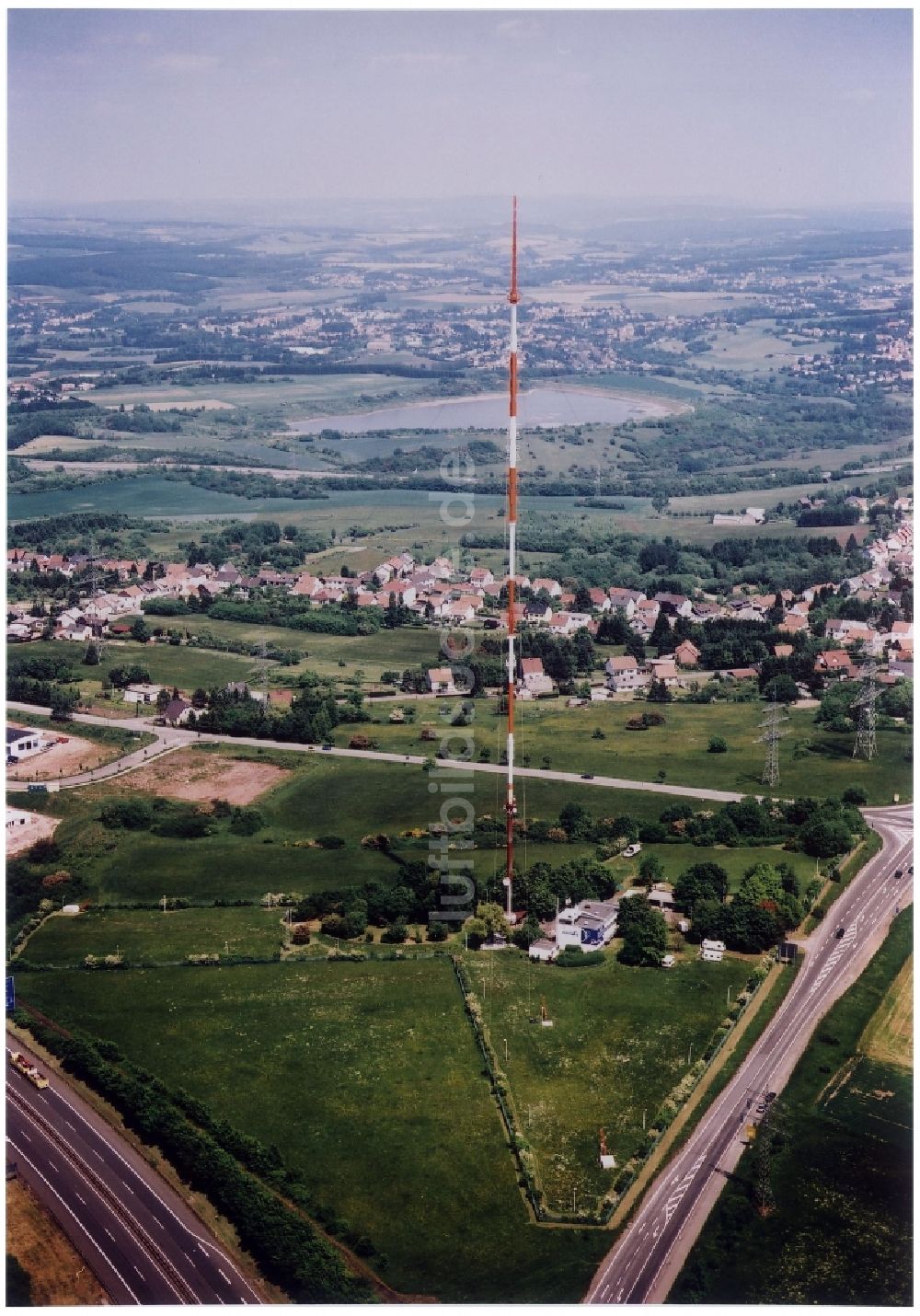 Luftaufnahme Göttelborn - Stahlmast- Funkturm und Sendeanlage als Grundnetzsender und Sanierung des Sendemastes durch die Firma Diener in Göttelborn im Bundesland Saarland