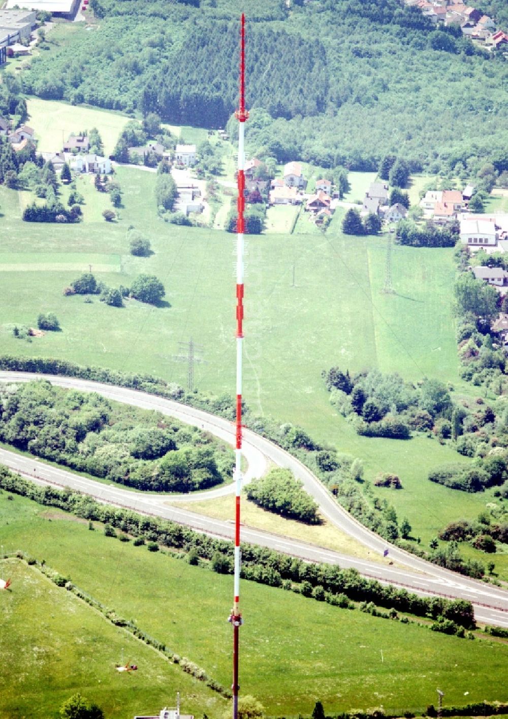 Göttelborn von oben - Stahlmast- Funkturm und Sendeanlage als Grundnetzsender und Sanierung des Sendemastes durch die Firma Diener in Göttelborn im Bundesland Saarland