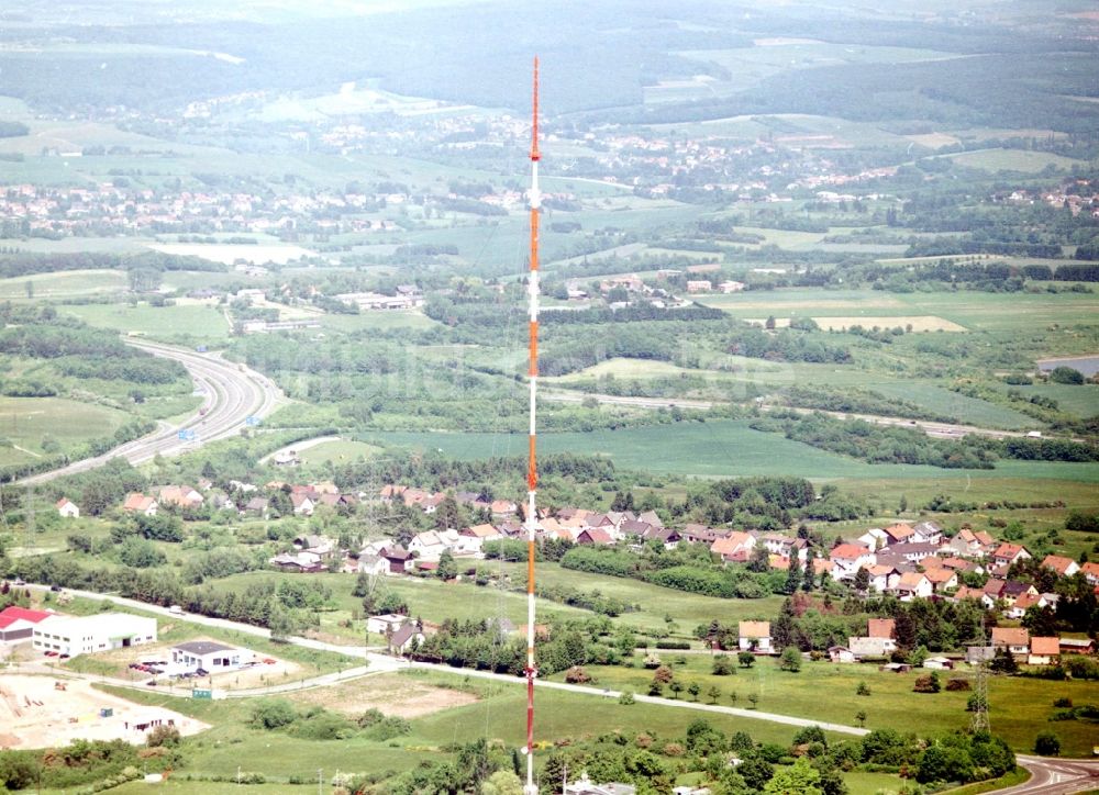 Luftbild Göttelborn - Stahlmast- Funkturm und Sendeanlage als Grundnetzsender und Sanierung des Sendemastes durch die Firma Diener in Göttelborn im Bundesland Saarland