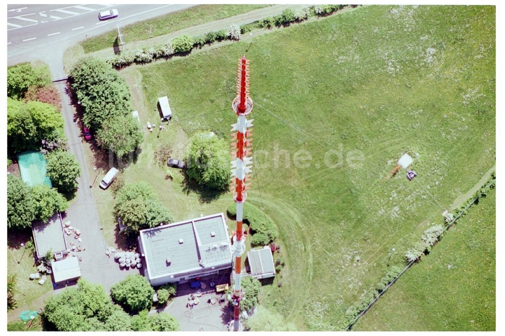 Luftaufnahme Göttelborn - Stahlmast- Funkturm und Sendeanlage als Grundnetzsender und Sanierung des Sendemastes durch die Firma Diener in Göttelborn im Bundesland Saarland