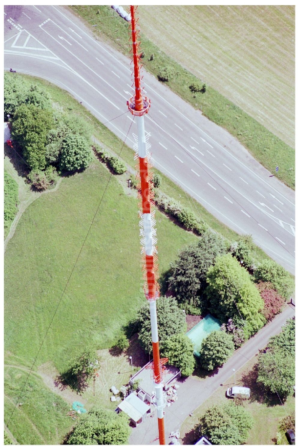 Luftbild Göttelborn - Stahlmast- Funkturm und Sendeanlage als Grundnetzsender und Sanierung des Sendemastes durch die Firma Diener in Göttelborn im Bundesland Saarland