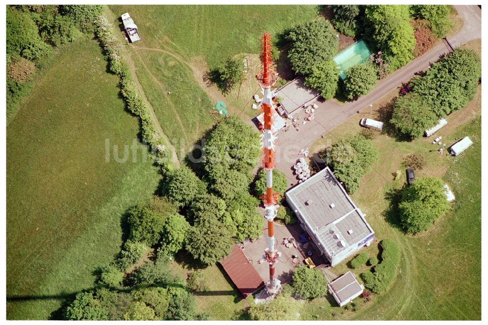 Luftaufnahme Göttelborn - Stahlmast- Funkturm und Sendeanlage als Grundnetzsender und Sanierung des Sendemastes durch die Firma Diener in Göttelborn im Bundesland Saarland