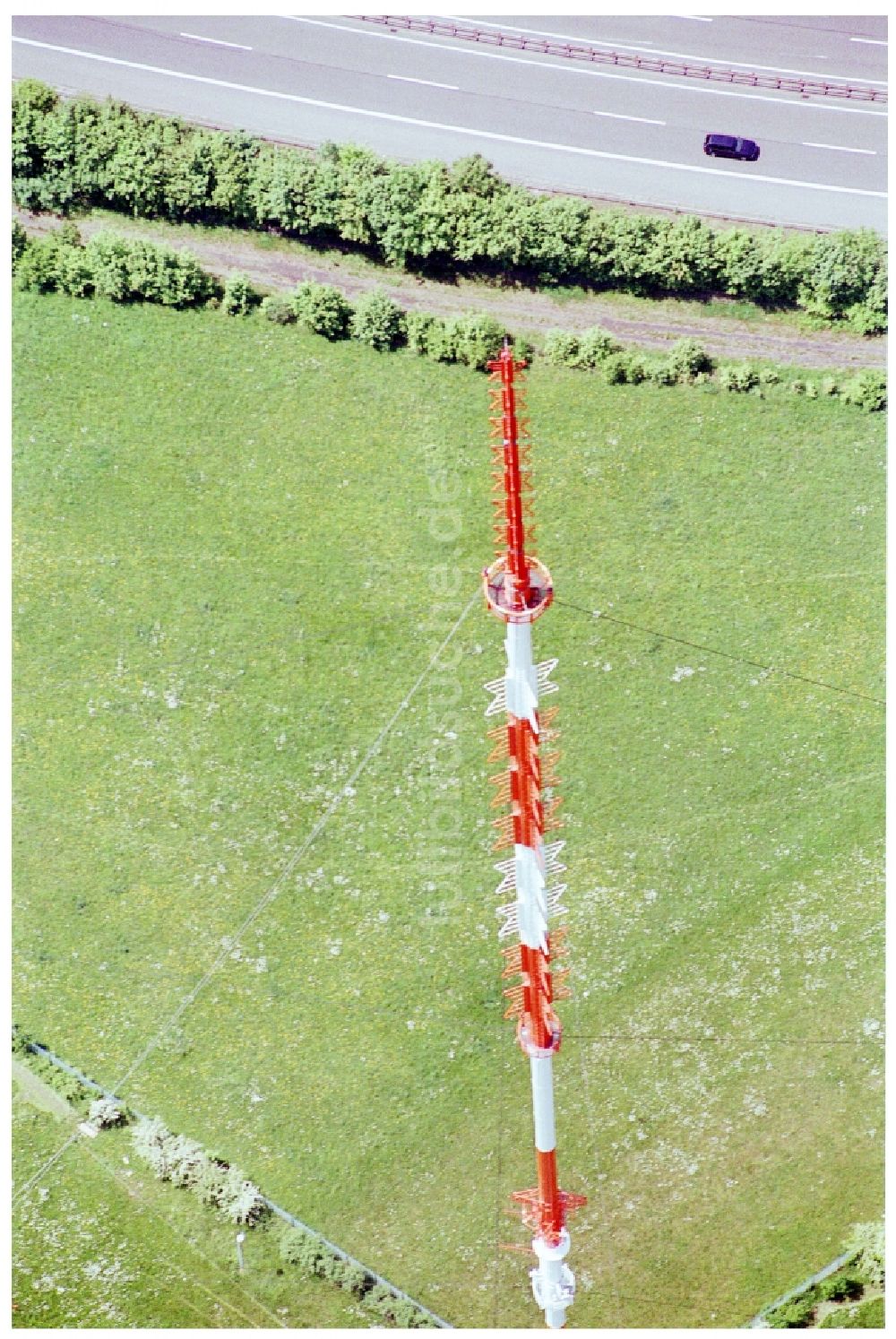 Göttelborn aus der Vogelperspektive: Stahlmast- Funkturm und Sendeanlage als Grundnetzsender und Sanierung des Sendemastes durch die Firma Diener in Göttelborn im Bundesland Saarland