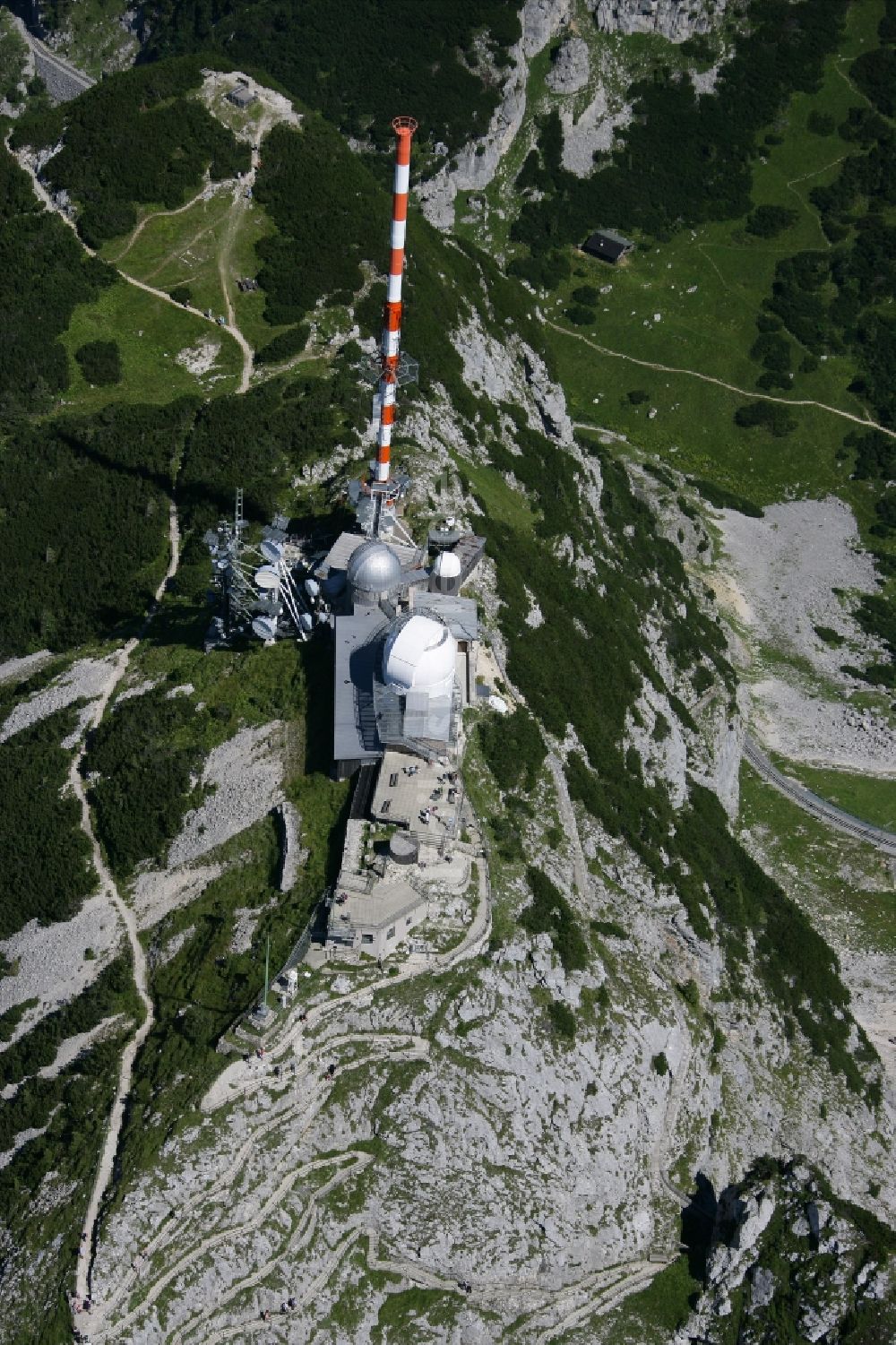 Bayrischzell von oben - Stahlmast- Funkturm und Sendeanlage als Grundnetzsender Sender Wendelstein in Bayrischzell im Bundesland Bayern, Deutschland