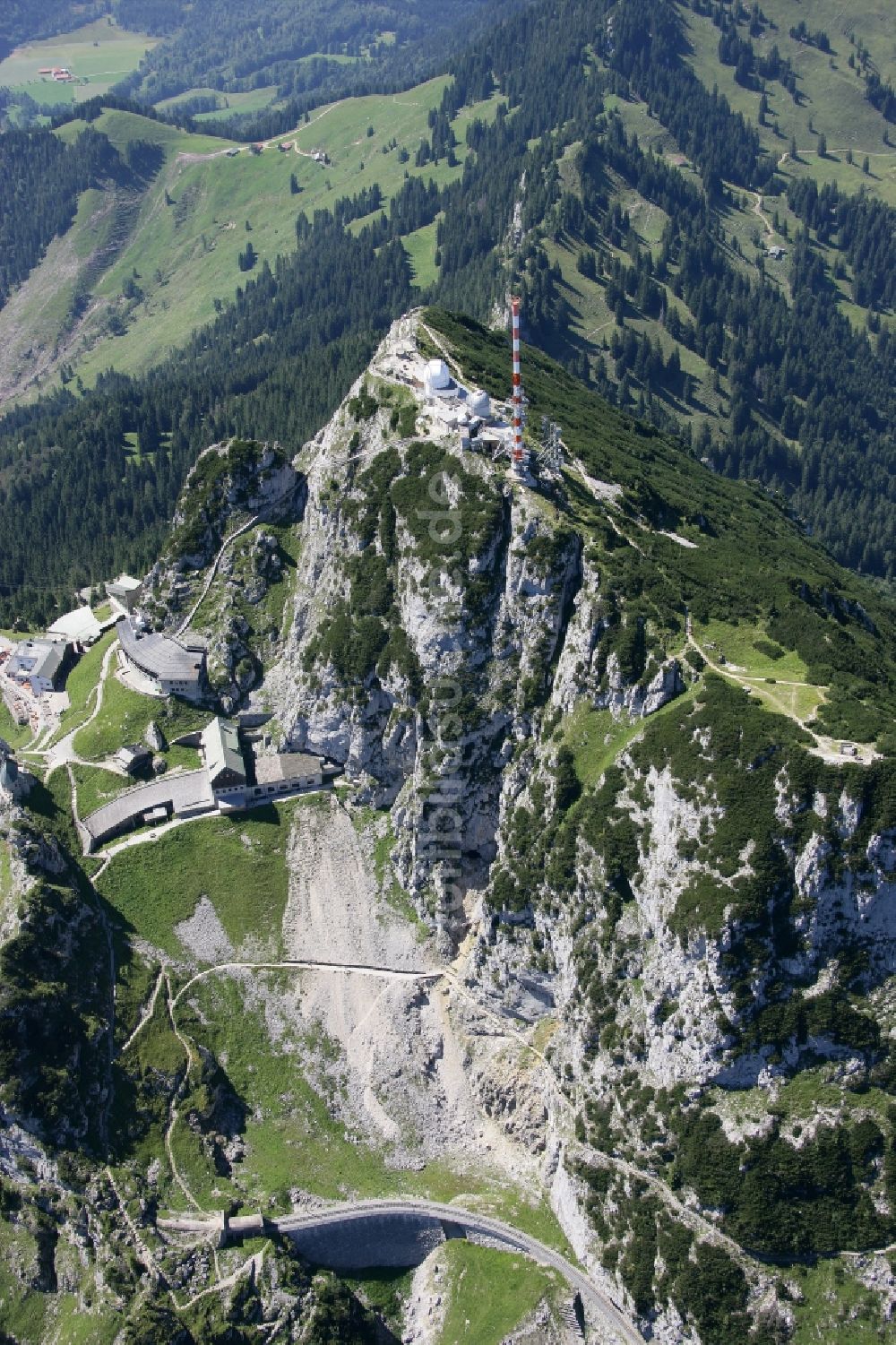 Luftaufnahme Bayrischzell - Stahlmast- Funkturm und Sendeanlage als Grundnetzsender Sender Wendelstein in Bayrischzell im Bundesland Bayern, Deutschland