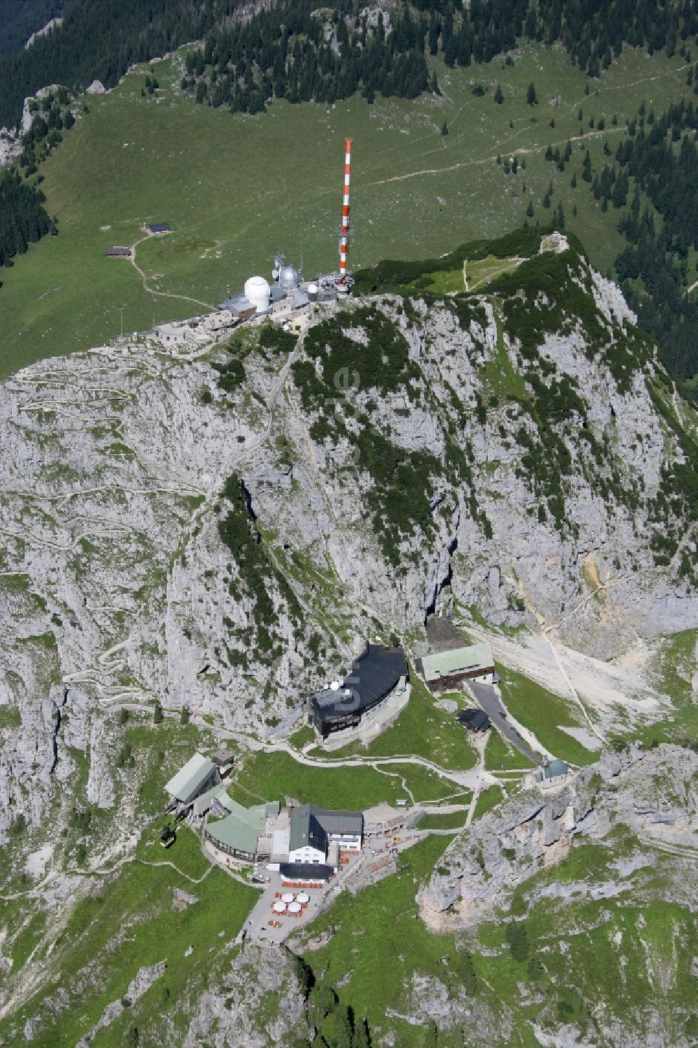 Luftaufnahme Bayrischzell - Stahlmast- Funkturm und Sendeanlage als Grundnetzsender Sender Wendelstein in Bayrischzell im Bundesland Bayern, Deutschland