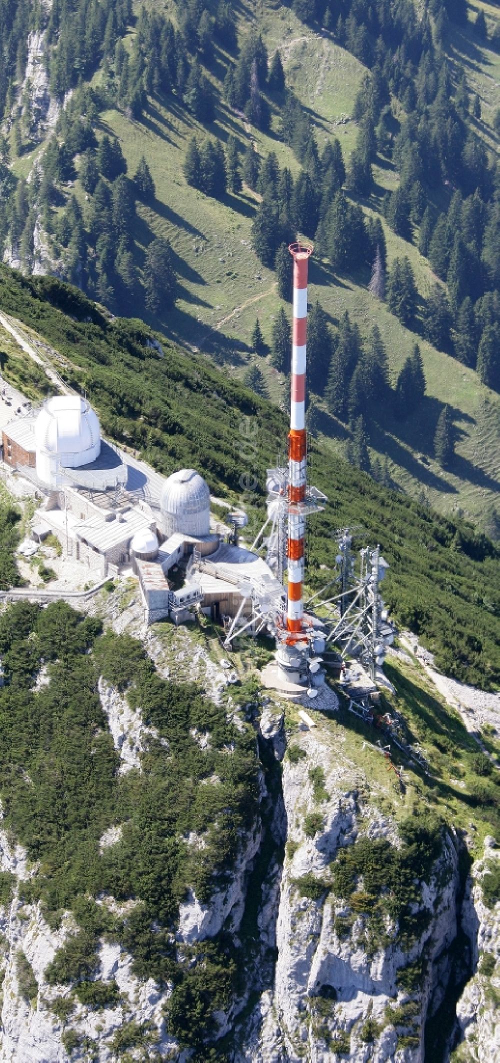 Bayrischzell von oben - Stahlmast- Funkturm und Sendeanlage als Grundnetzsender Sender Wendelstein in Bayrischzell im Bundesland Bayern, Deutschland