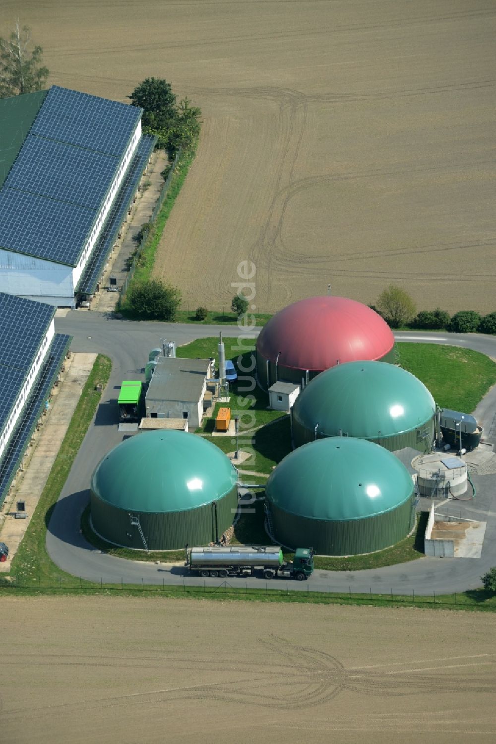 Luftaufnahme Ochelmitz - Stallanlagen eines landwirtschaftlichen Betriebes mit Biogasanlage im Süden von Ochelmitz im Bundesland Sachsen