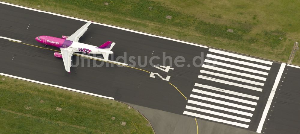 Luftaufnahme Dortmund - Start eines Airbus A320 auf der Startbahn des Flughafen Dortmund Wickede in Nordrhein-Westfalen