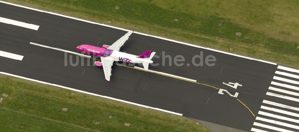 Dortmund von oben - Start eines Airbus A320 auf der Startbahn des Flughafen Dortmund Wickede in Nordrhein-Westfalen