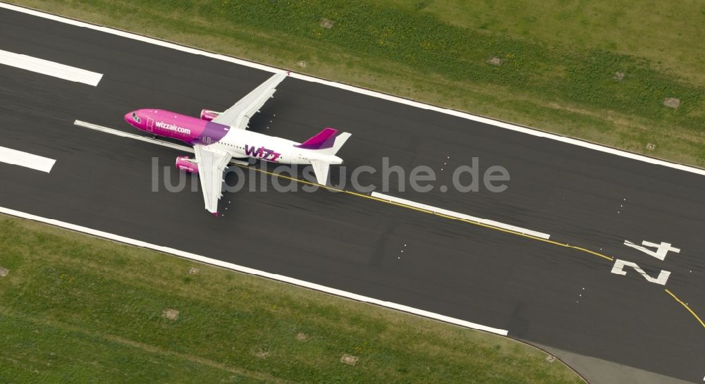 Dortmund aus der Vogelperspektive: Start eines Airbus A320 auf der Startbahn des Flughafen Dortmund Wickede in Nordrhein-Westfalen